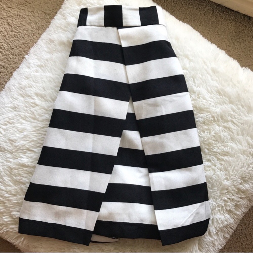 Black and White Stripes Pleated Mini skirt